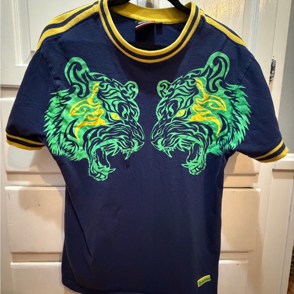 Men’s Akademiks Dualing Tigers Navy T Shirt L Yellow Bands